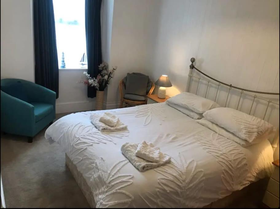 Spacious 1 Bedroom Near Seafront *